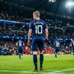 หมายเลขเสื้อฟุตบอล นักเตะเบอร์ 10 ในชุดแข่งยืนโดดเด่นกลางสนามฟุตบอล