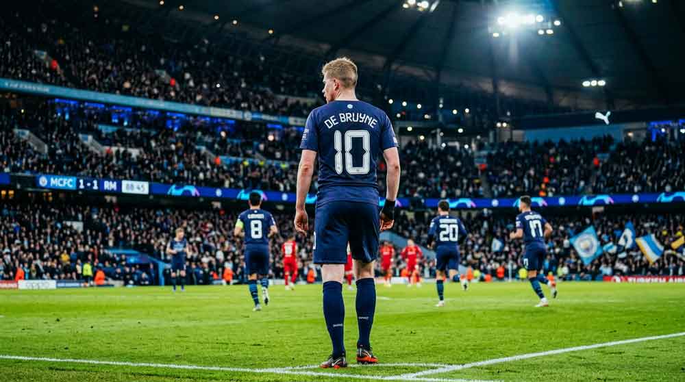 หมายเลขเสื้อฟุตบอล นักเตะเบอร์ 10 ในชุดแข่งยืนโดดเด่นกลางสนามฟุตบอล