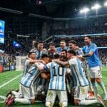 อาร์เจนตินา ชนะอังกฤษ 2-1 นักเตะอาร์เจนตินาฉลองประตูชัยช่วงทดเวลา