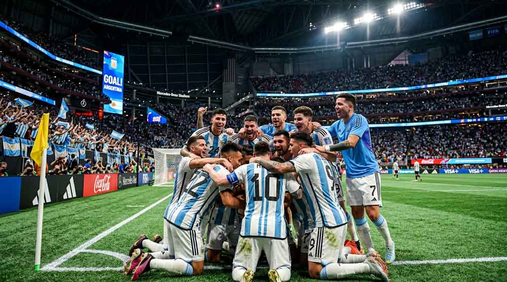 อาร์เจนตินา ชนะอังกฤษ 2-1 นักเตะอาร์เจนตินาฉลองประตูชัยช่วงทดเวลา