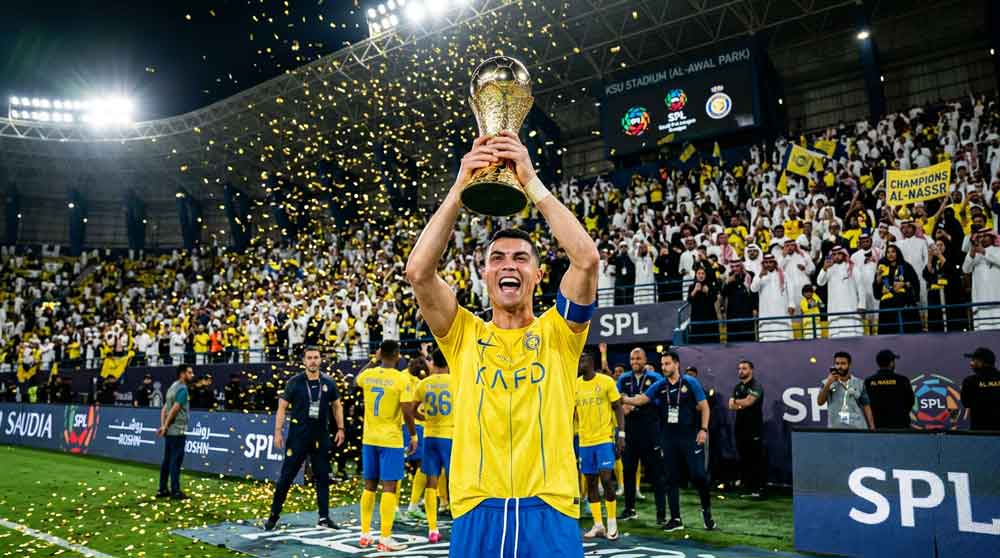 คริสเตียโน โรนัลโด้ นักฟุตบอลที่รวยที่สุดในโลก 2026 ในชุดอัล-นาสเซอร์สีเหลือง
