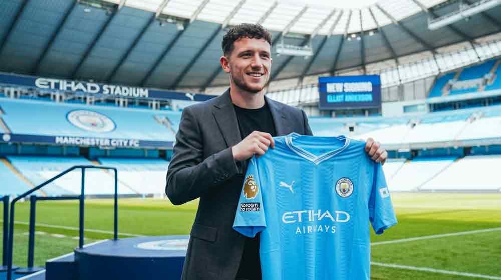 แมนซิตี้เซ็นแอนเดอร์สัน เอลเลียตแอนเดอร์สันสวมเสื้อแมนเชสเตอร์ซิตี้