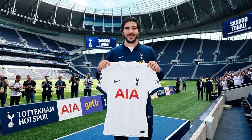 สเปอร์สเซ็นโตนาลี ซานโดรโตนาลีสวมเสื้อท็อตแนมฮ็อทสเปอร์