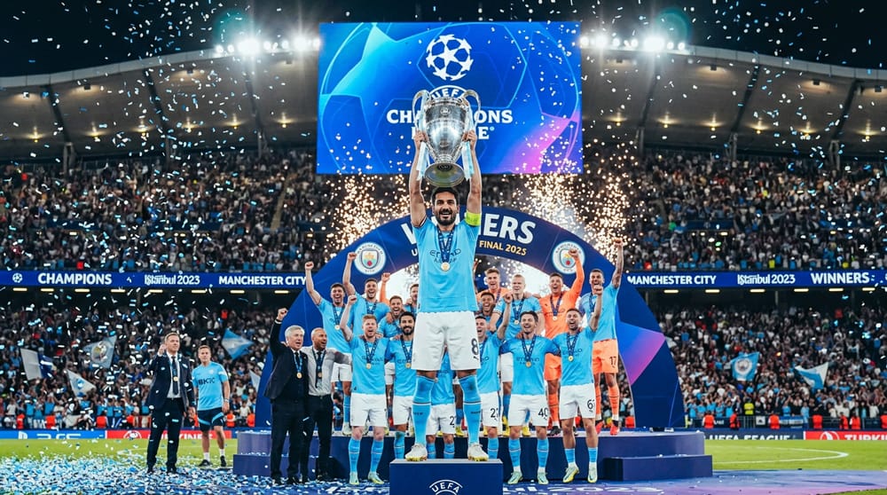 แชมเปียนส์ลีก คืออะไร ถ้วยบิ๊กเอียร์ในพิธีมอบรางวัล