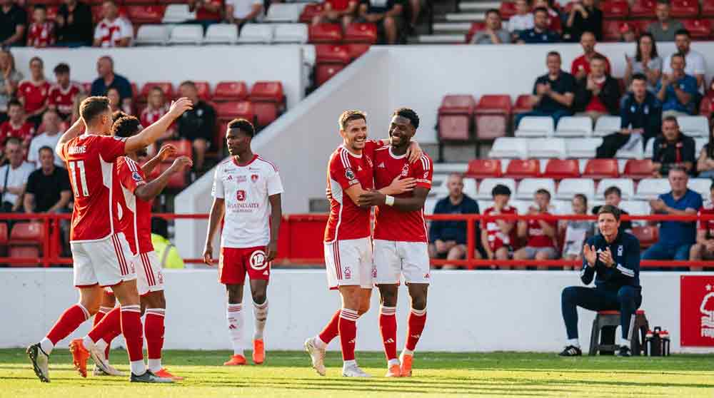 นอตติงแฮม ฟอเรสต์ ชนะ เบรสต์ 2-0 นักเตะฉลองที่สนามซิตี้ กราวด์
