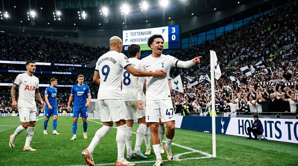 ทอตแนม ชนะ ฮอฟเฟ่นไฮม์ 3-0 มิกกี้ มัวร์ฉลองประตูที่สนามโตเต็นแฮม ฮอตสเปอร์ สเตเดียม