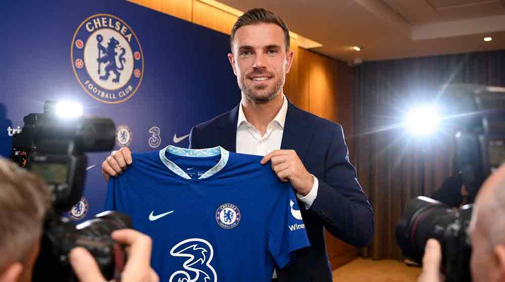 เฮนเดอร์สัน ย้าย เชลซี ถือเสื้อเชลซีสีน้ำเงินในวันเปิดตัว
