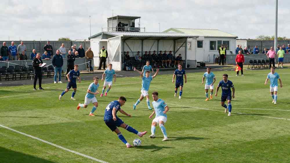 ภาพประกอบอธิบายทีมสำรอง คือ อะไร แสดงนักเตะดาวรุ่งลงเล่นในเกม Premier League 2 ที่สนามฝึกของสโมสร
