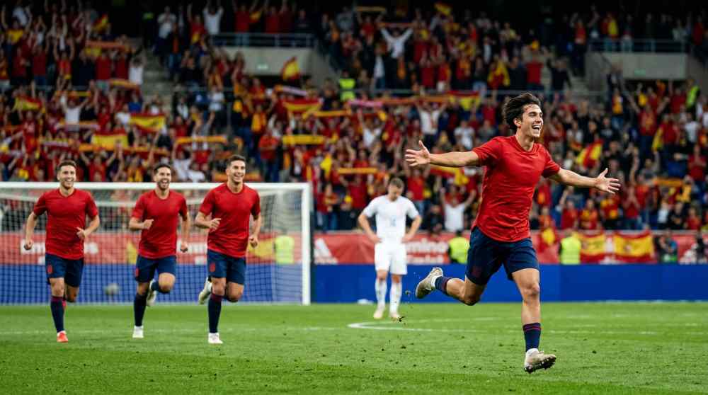 ผลบอล สเปน 3-1 เช็กเกีย นักเตะทีมชาติสเปนชุดแดงฉลองประตูในเกมเนชั่นส์ ลีก ที่โอเบียโด